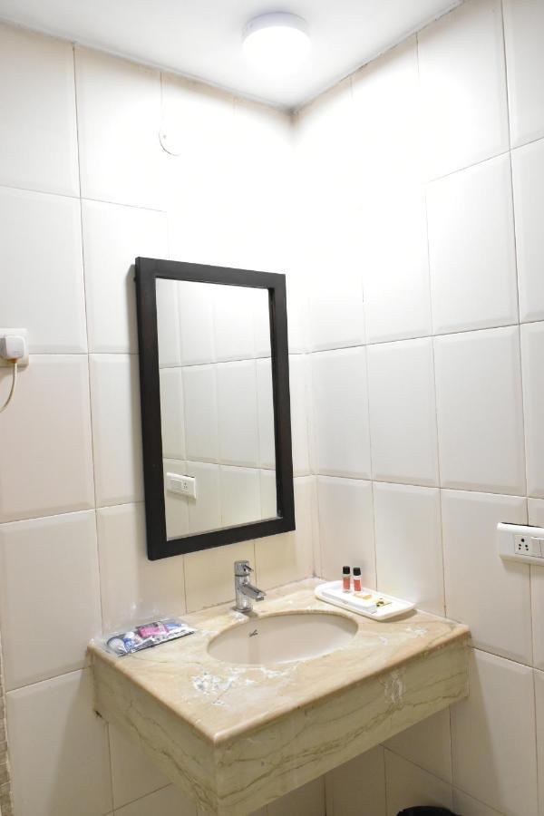 Hotel Lohias Delhi Airport Ню Делхи Екстериор снимка