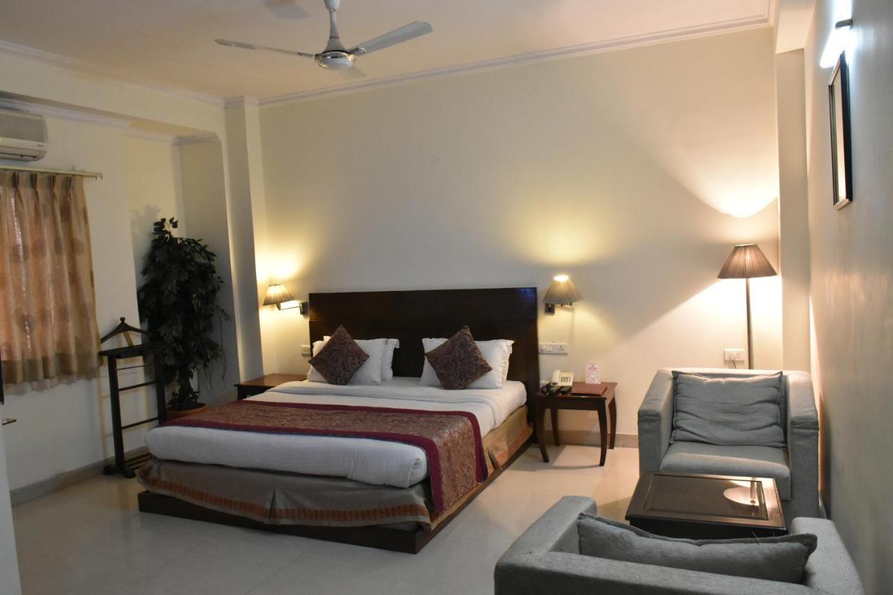 Hotel Lohias Delhi Airport Ню Делхи Екстериор снимка