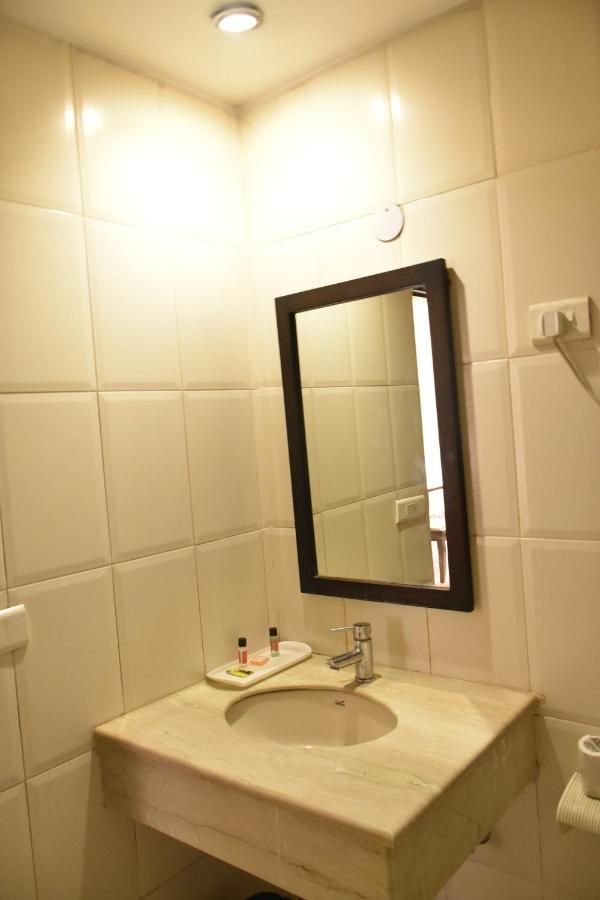 Hotel Lohias Delhi Airport Ню Делхи Екстериор снимка